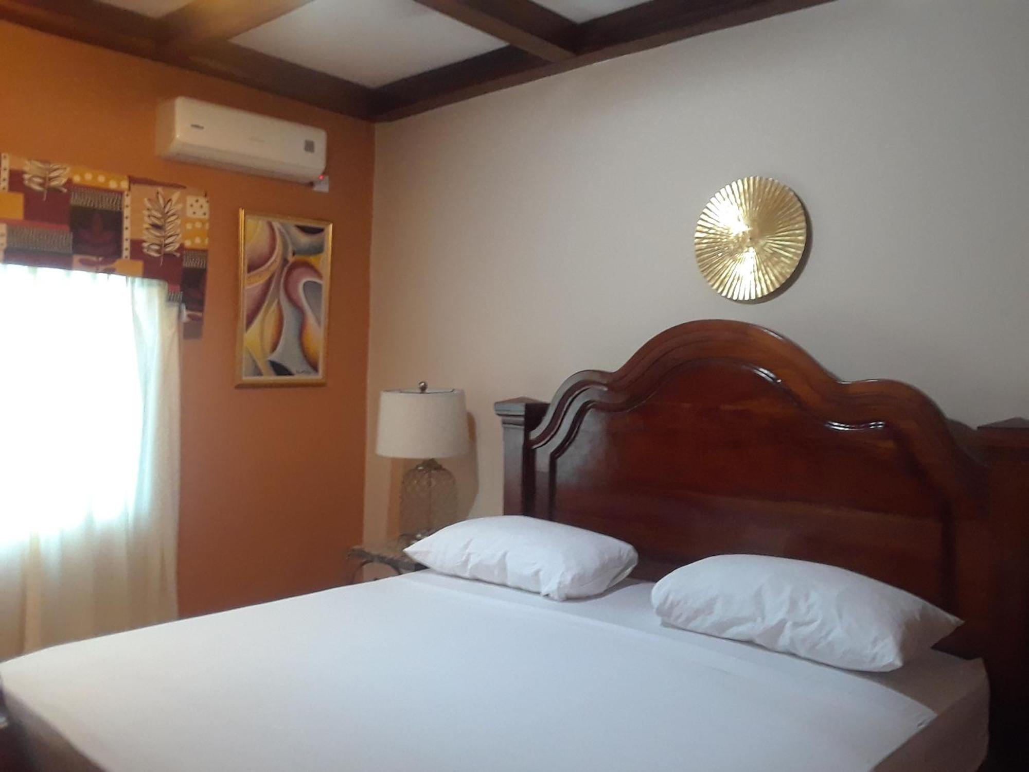 Spanish Dream Hotel Kingston Phòng bức ảnh