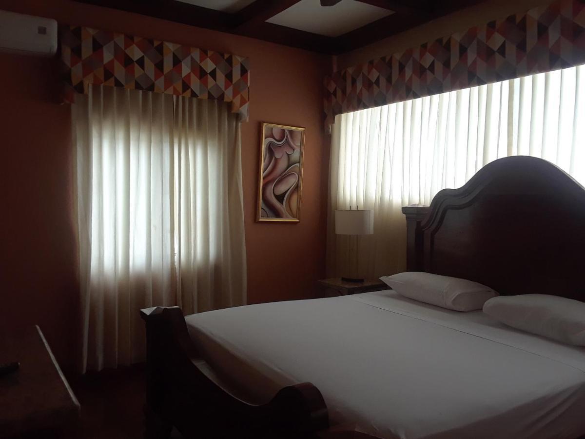 Spanish Dream Hotel Kingston Ngoại thất bức ảnh